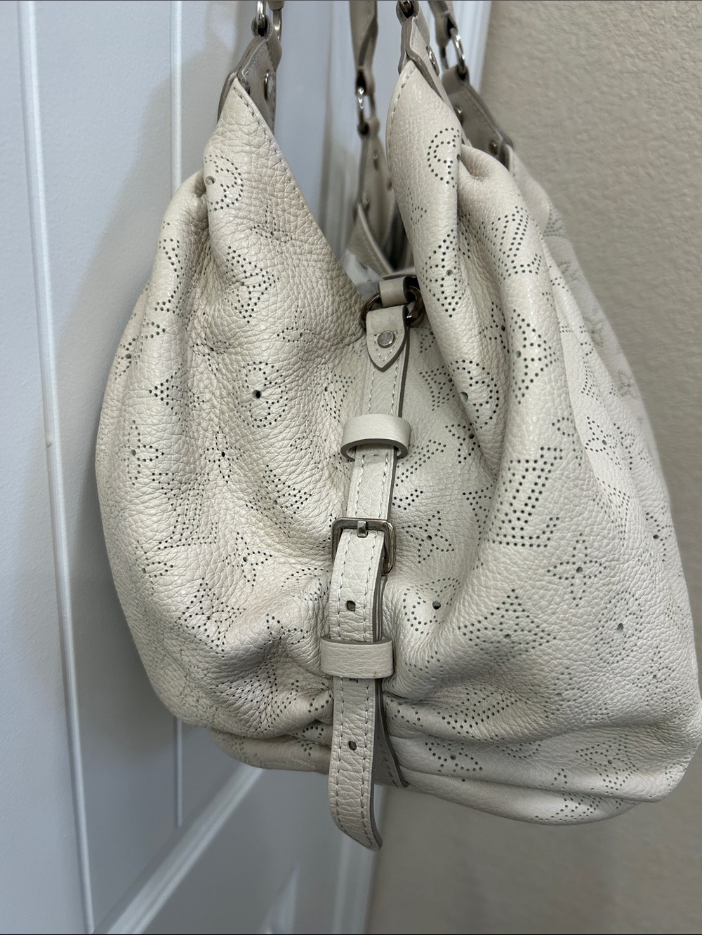 Louis Vuitton Perforated Cream Leather Shoulder Bag with Silver Hardware - Picture 3 of 16